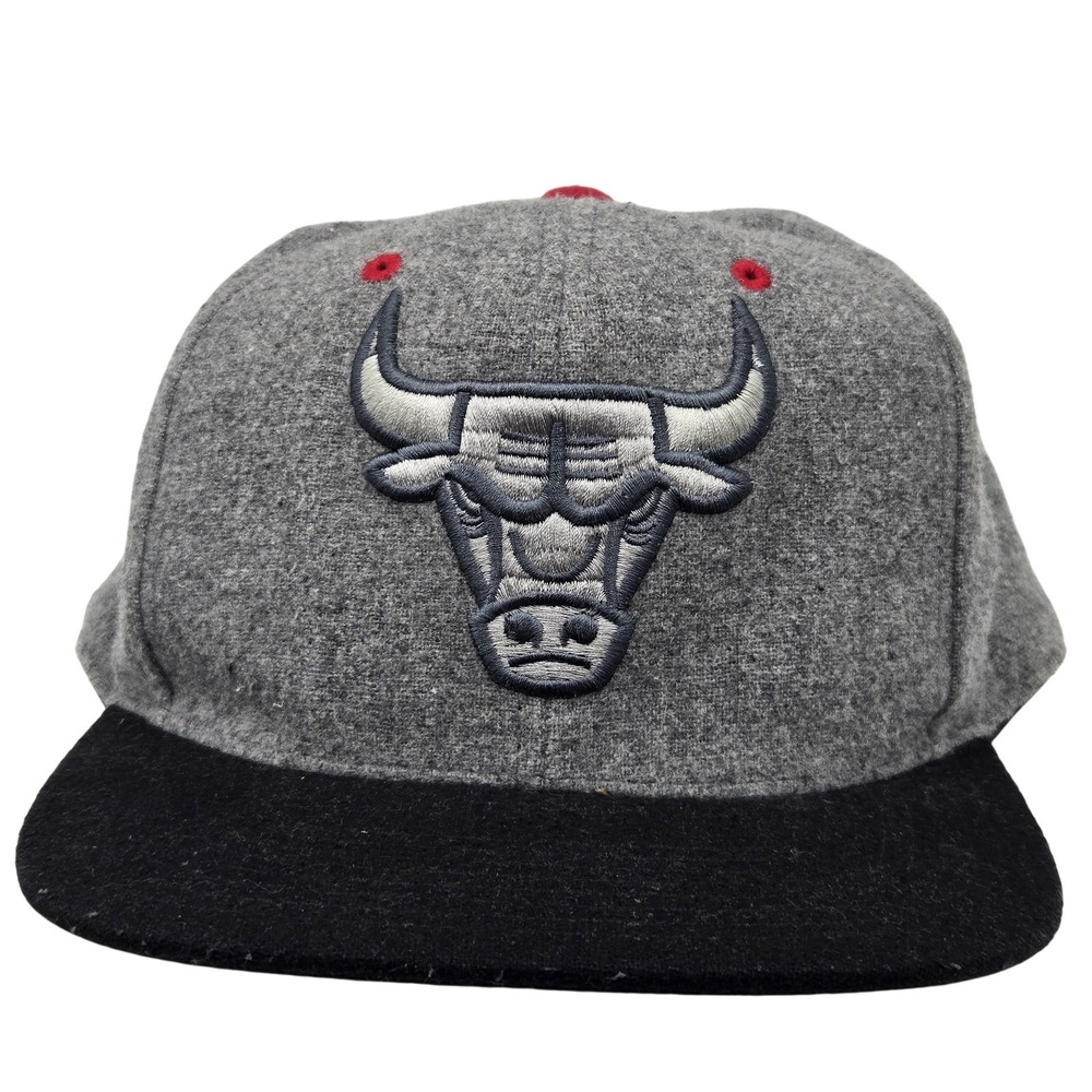 Chicago Bulls Hat Cap Fitted Mens 7 Gray Black NBA Basketball Mitchell & Ness